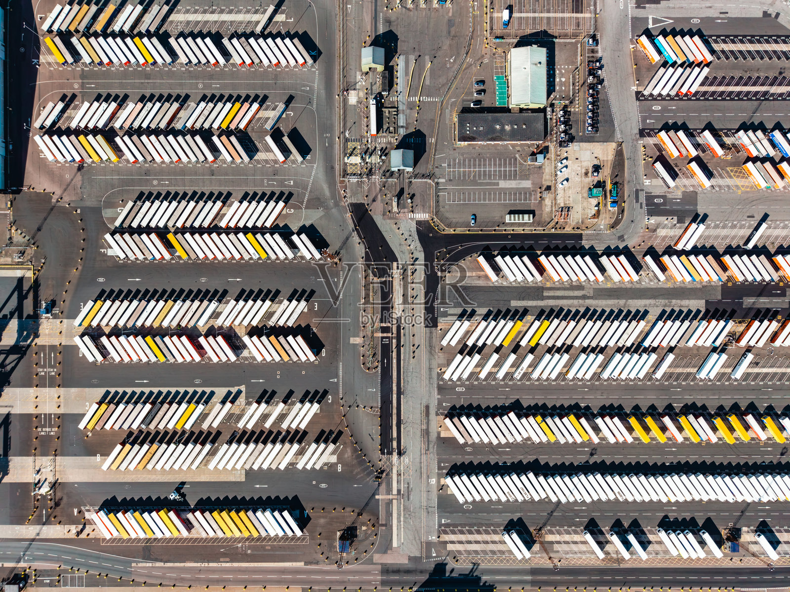 无人机视角下，五彩缤纷的集装箱在费利克斯托港等待运输照片摄影图片