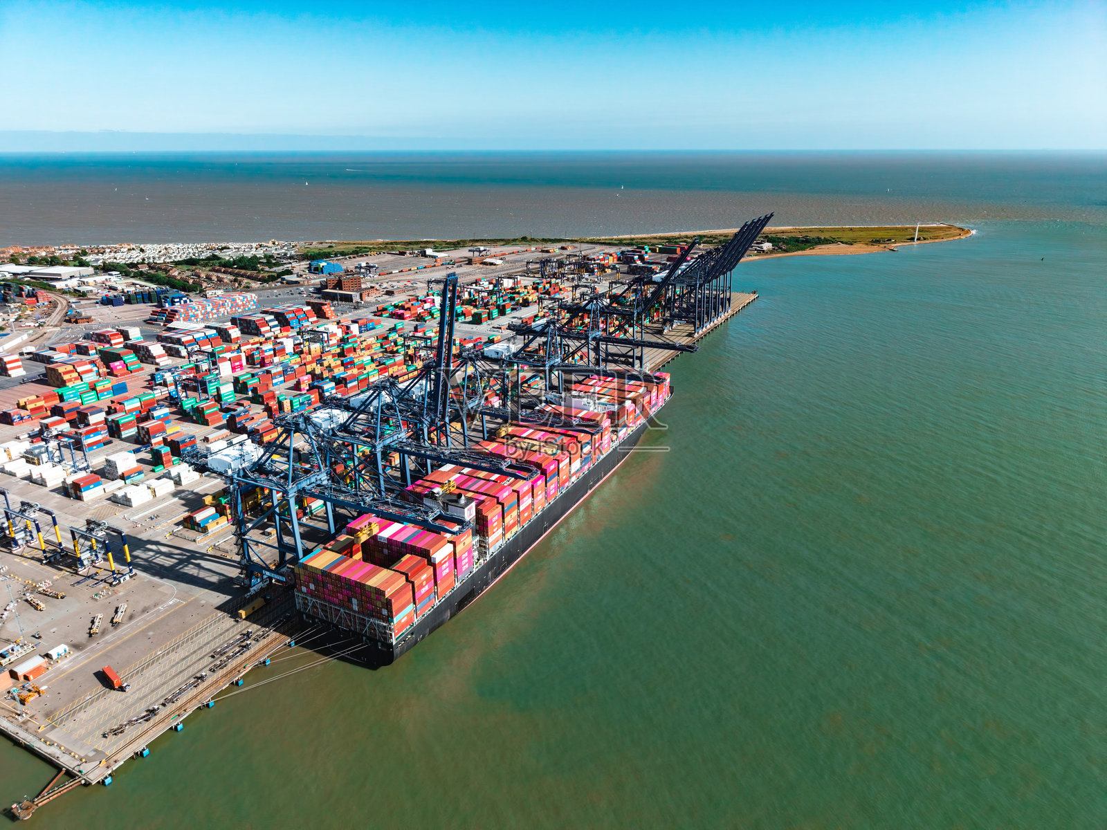 费利克斯托港口的集装箱船靠岸：鸟瞰图照片摄影图片