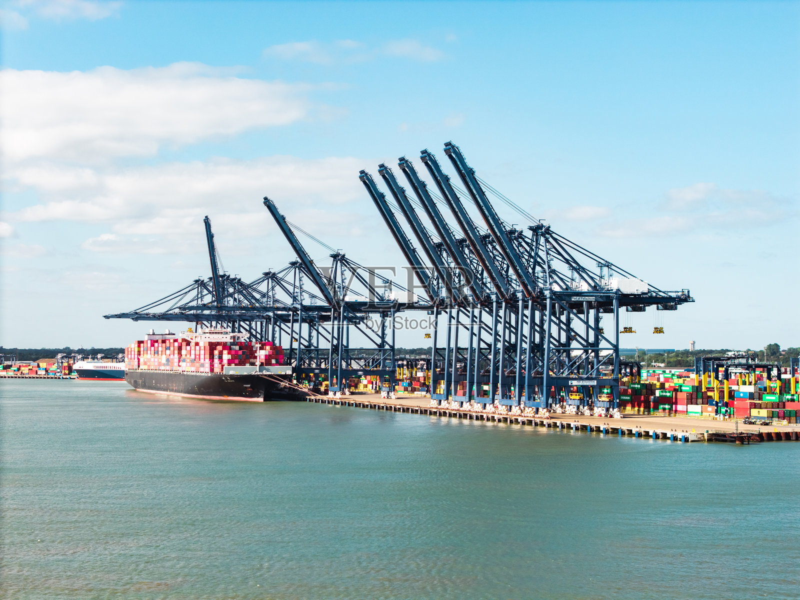 费利克斯托港口的集装箱船停靠：鸟瞰图照片摄影图片