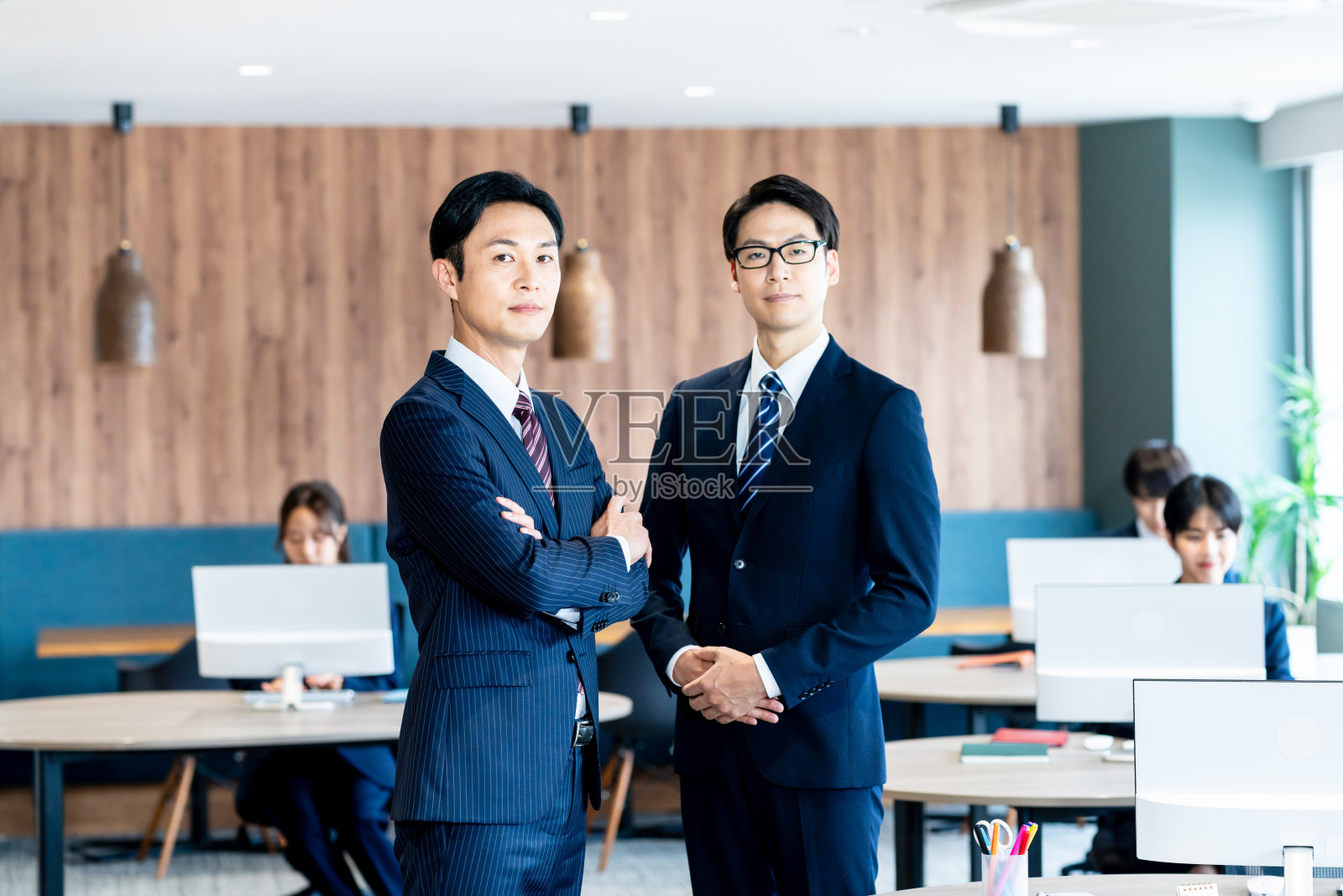 在办公室工作的商务人士照片摄影图片