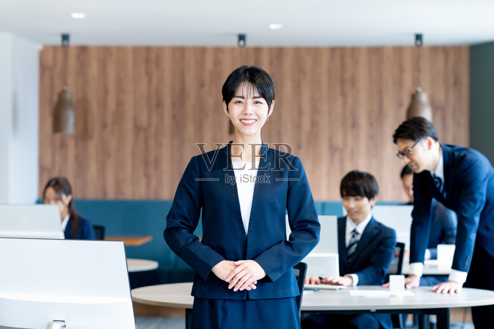 在办公室工作的女商人照片摄影图片