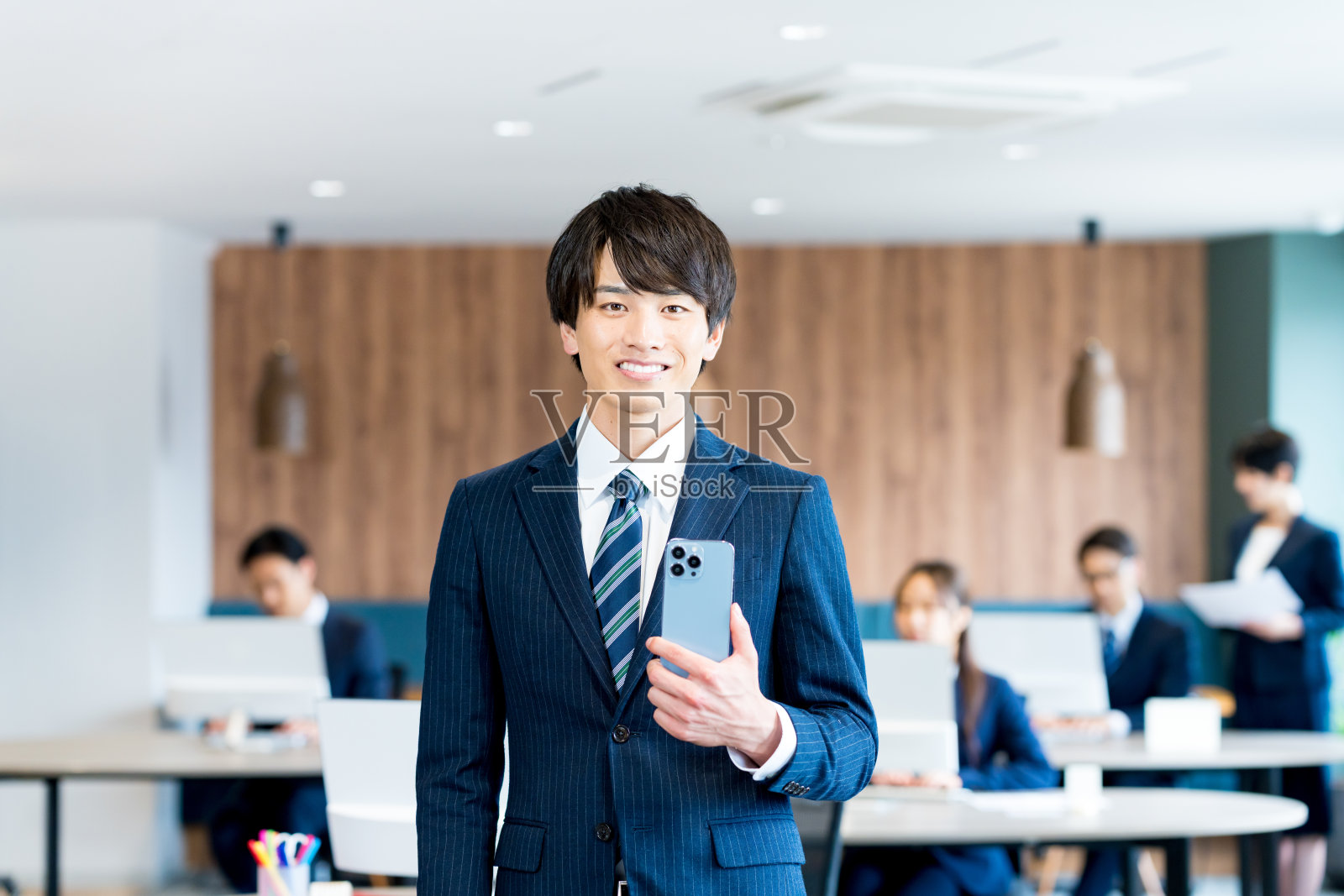 在办公室工作的商务人士照片摄影图片