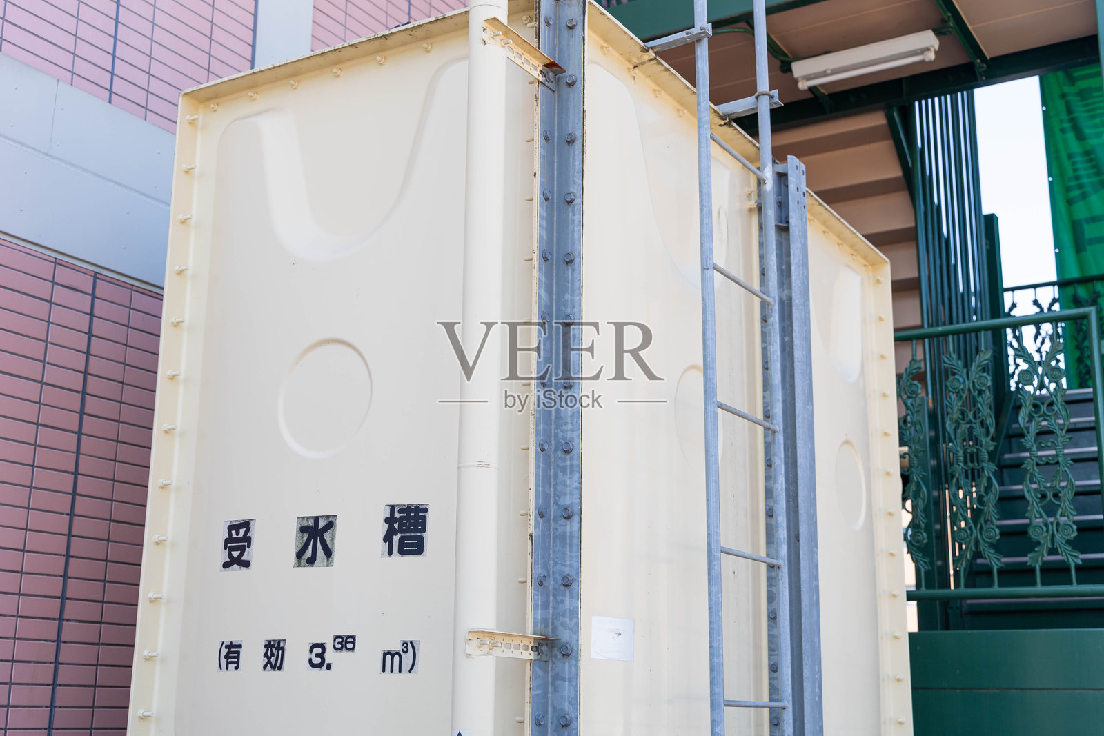 公寓楼中的水箱照片摄影图片