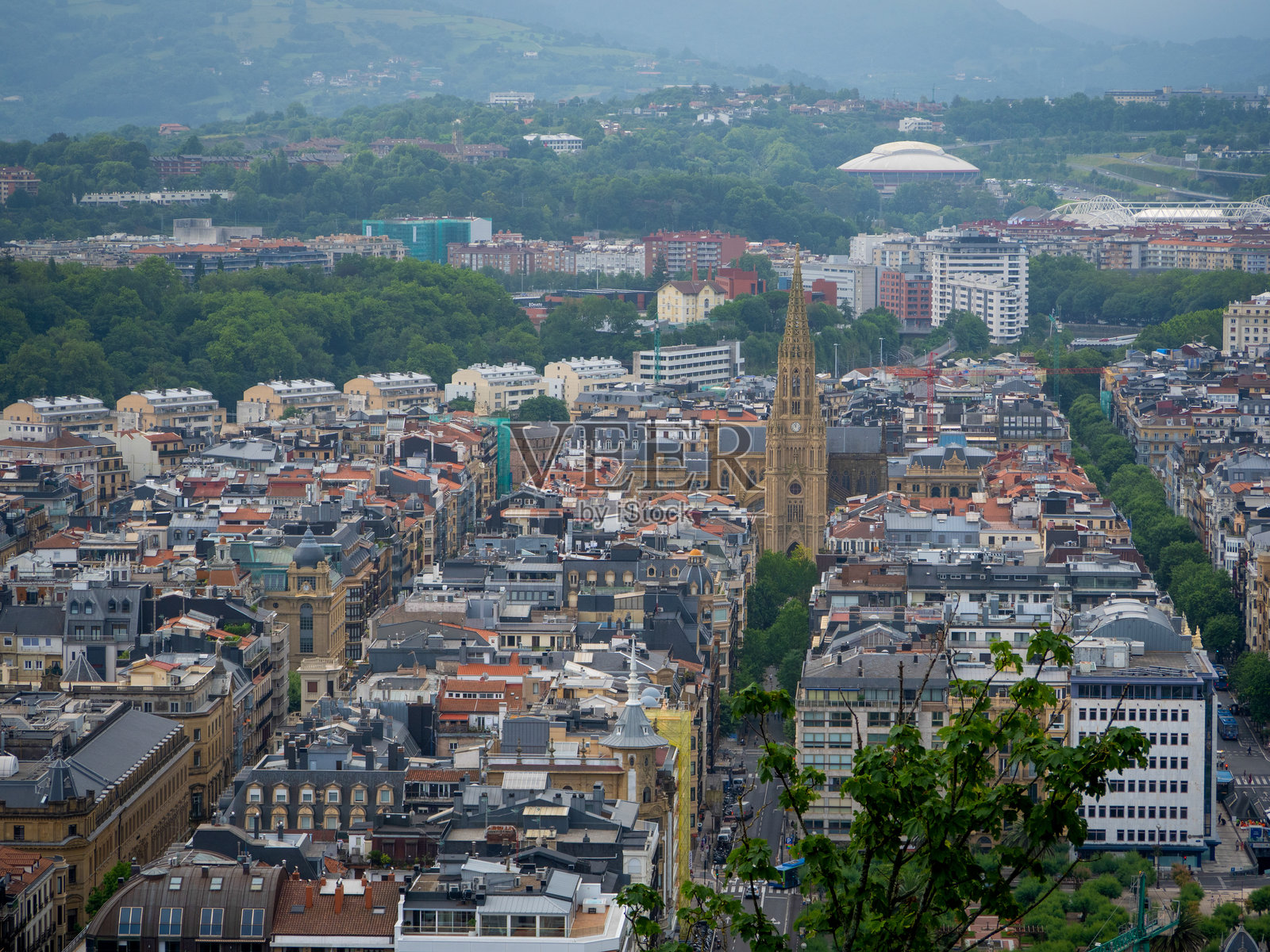 西班牙圣塞巴斯蒂安的城市风景，特色是教堂尖塔照片摄影图片