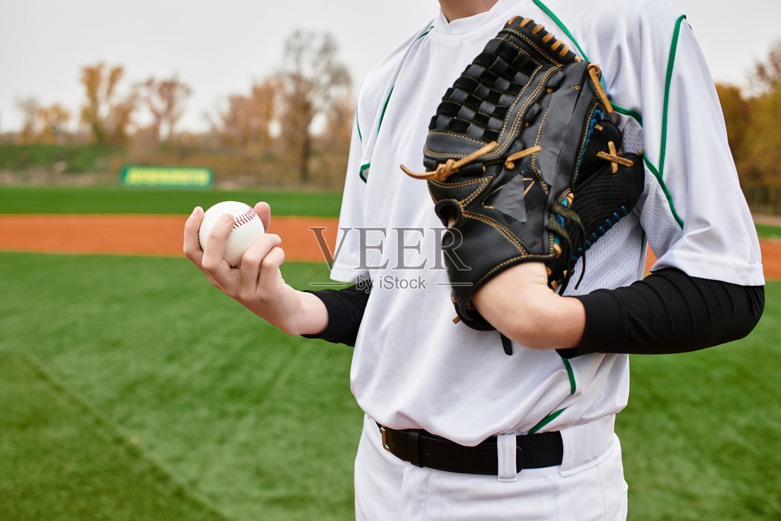 球员在阳光明媚的日子里享受棒球训练。照片摄影图片