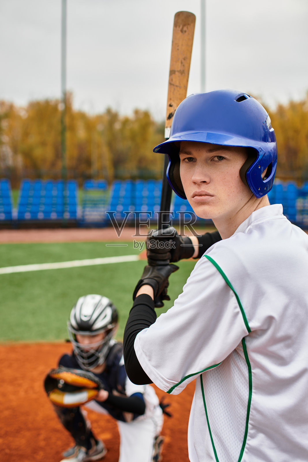 少年们在秋日下午的热闹球场上打棒球照片摄影图片