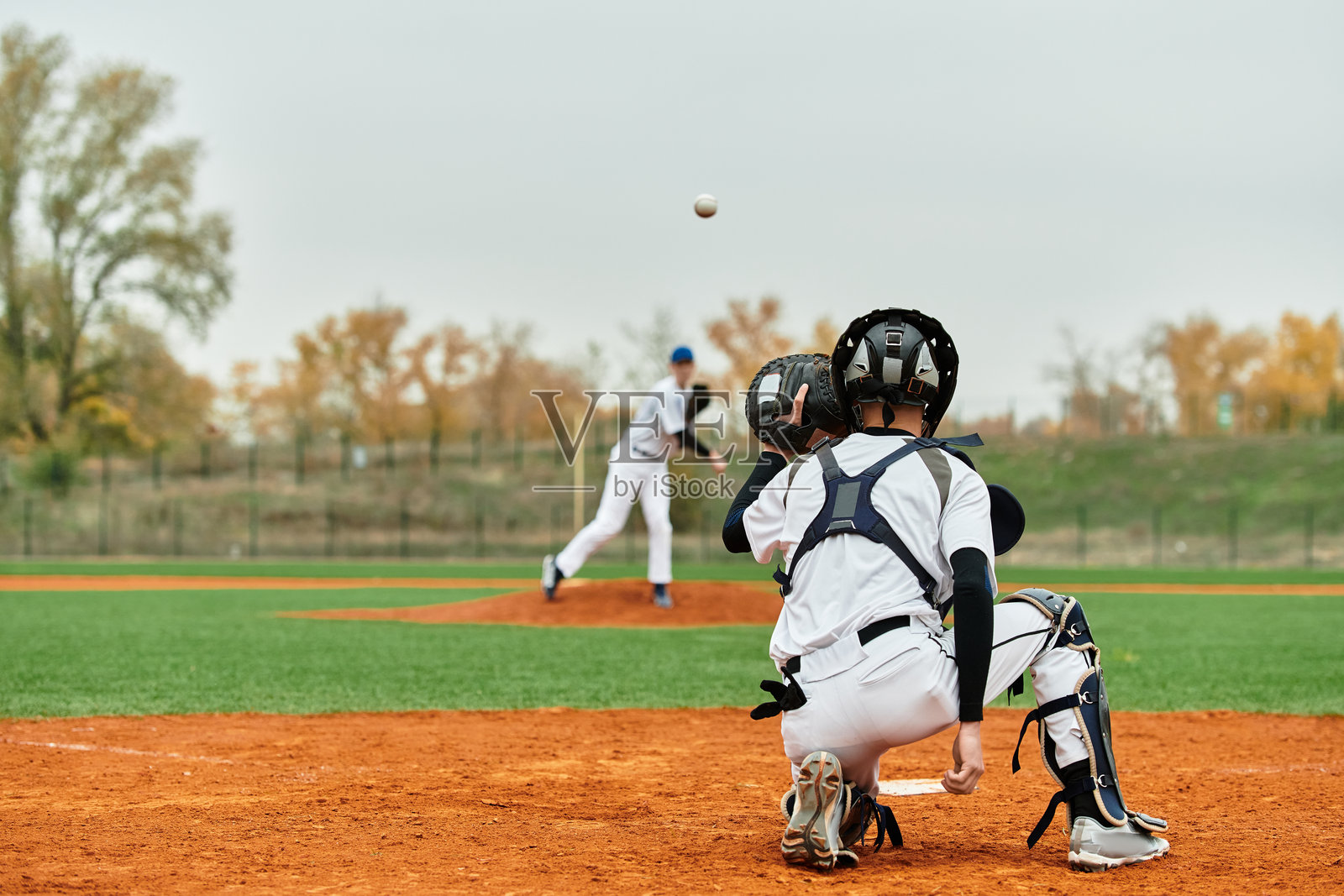 青少年男孩们在生机勃勃的绿茵场上享受一场激动人心的棒球比赛照片摄影图片