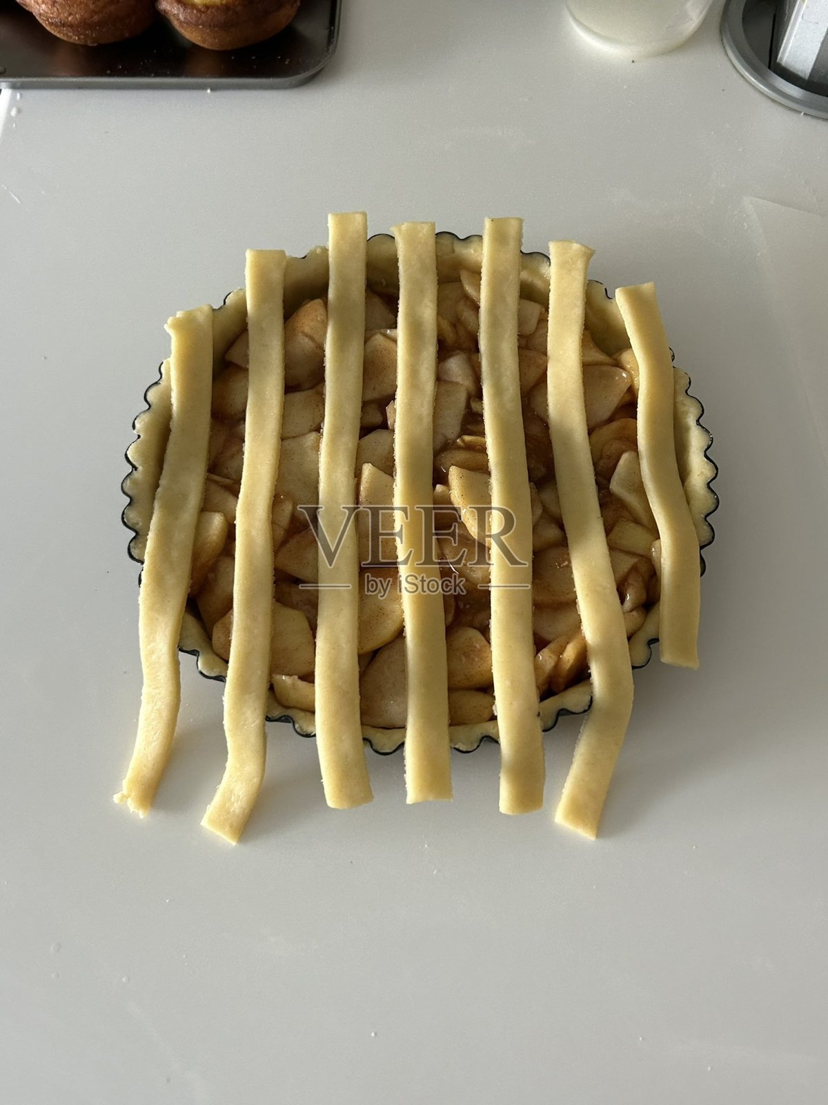 自制苹果派，搭配新鲜苹果，放在白色厨房桌子上，俯视图，平铺展示。感恩节传统甜点，感恩节塔的准备，秋季烘焙。清脆天气的甜点。食谱照片摄影图片