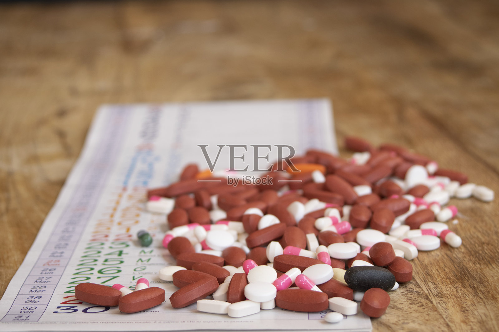 日历页上的药丸照片摄影图片