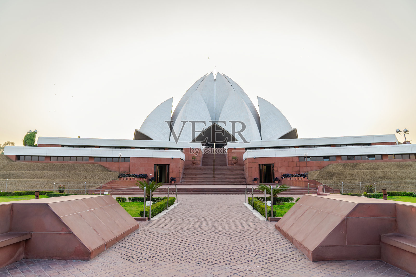 印度德里的莲花寺。一个以莲花形状建筑而闻名的巴哈伊礼拜堂。一个被花园和倒影池环绕的宁静地标。照片摄影图片