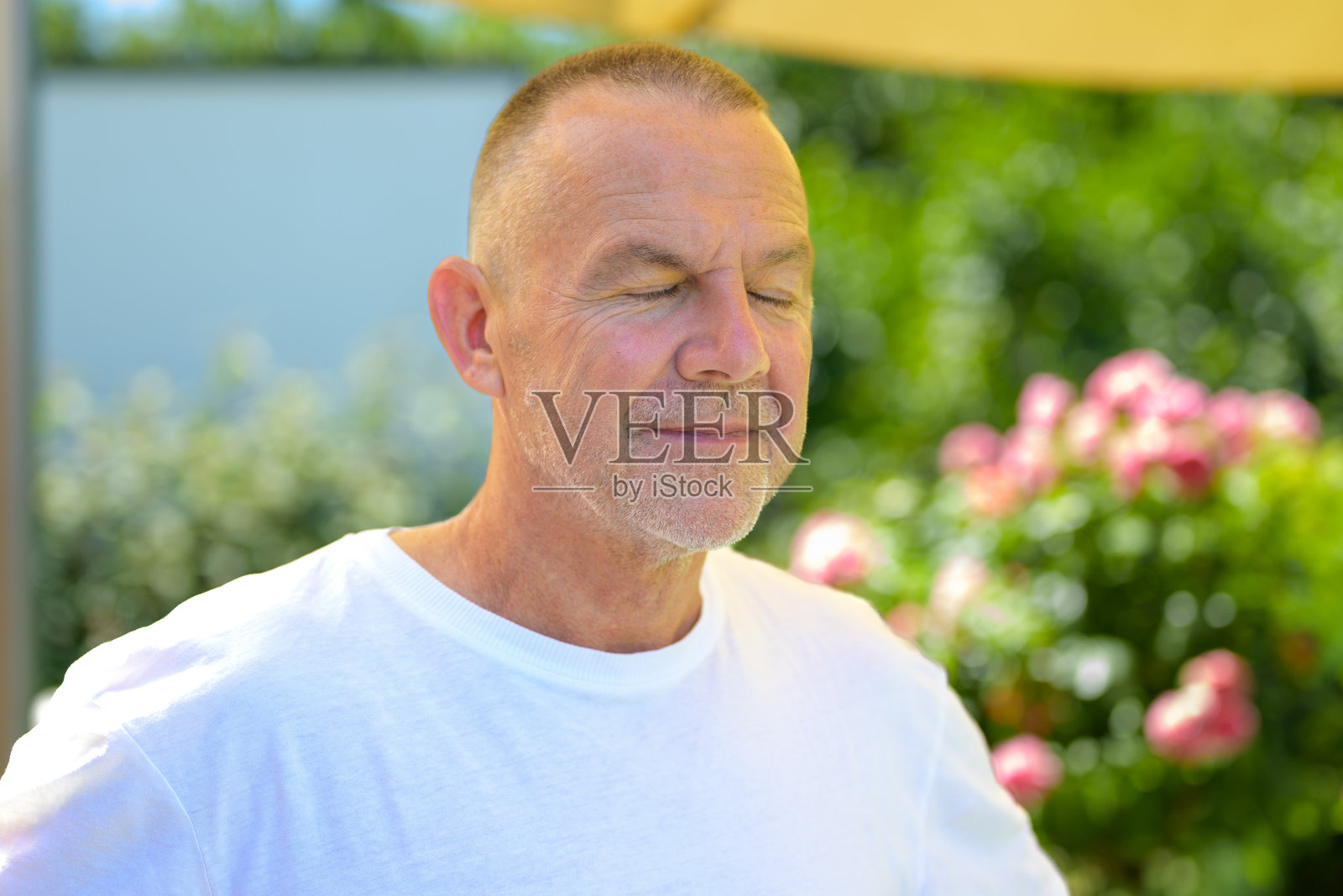 放松的闭眼男子照片摄影图片