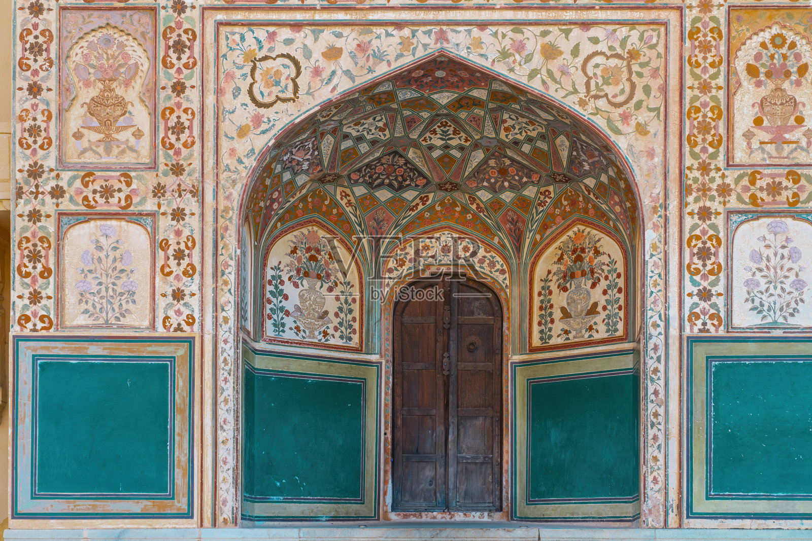 琥珀堡，印度拉贾斯坦邦斋浦尔历史悠久的拉贾普特堡垒的精美建筑细节。联合国教科文组织世界遗产的华丽雕刻和彩色壁画。照片摄影图片