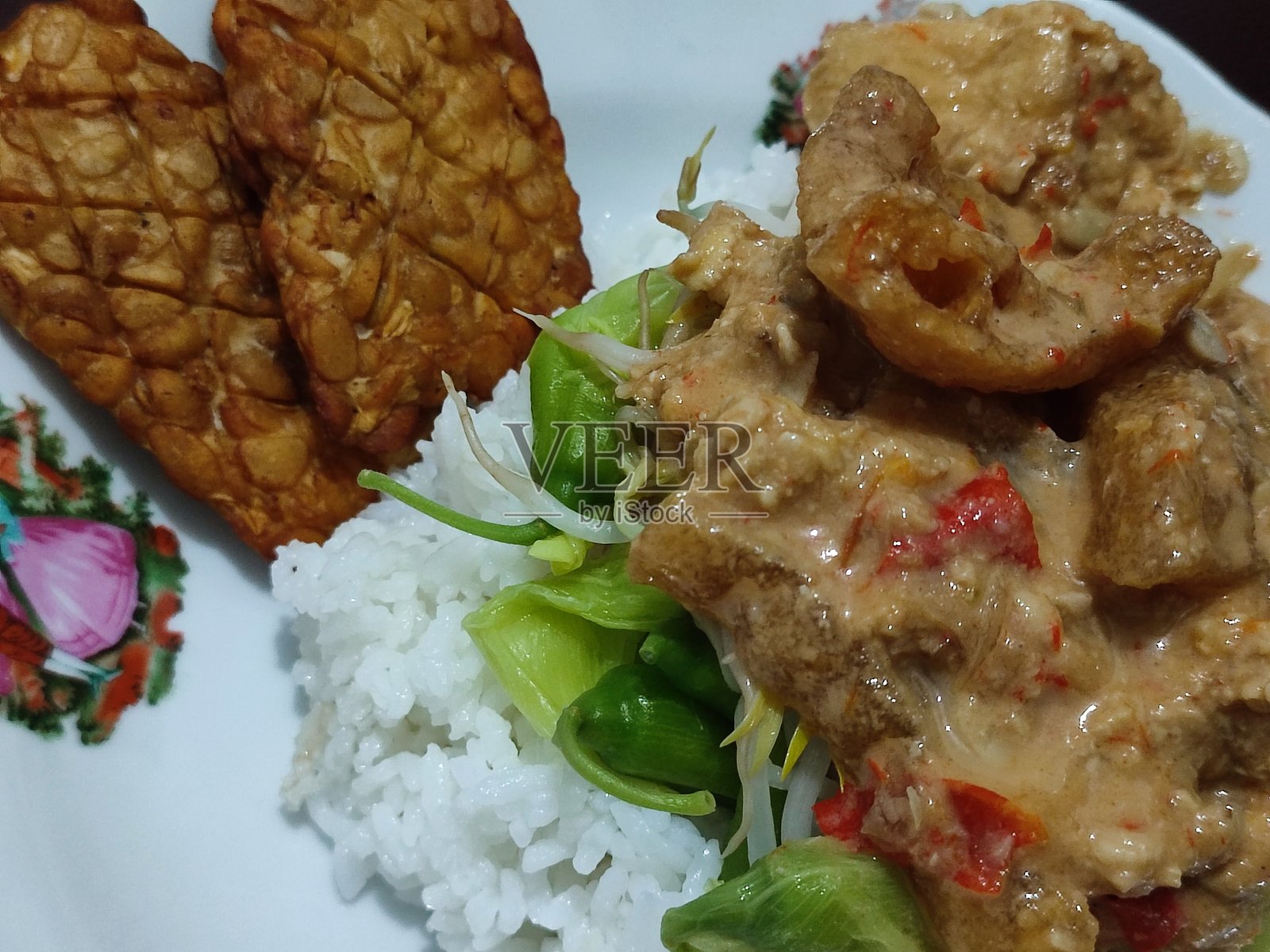 Nasi Tumpang是来自中爪哇的传统菜肴。照片摄影图片