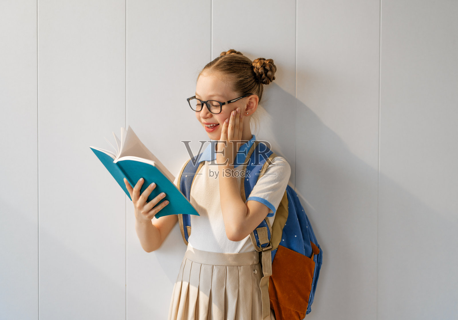 女孩准备回到学校照片摄影图片