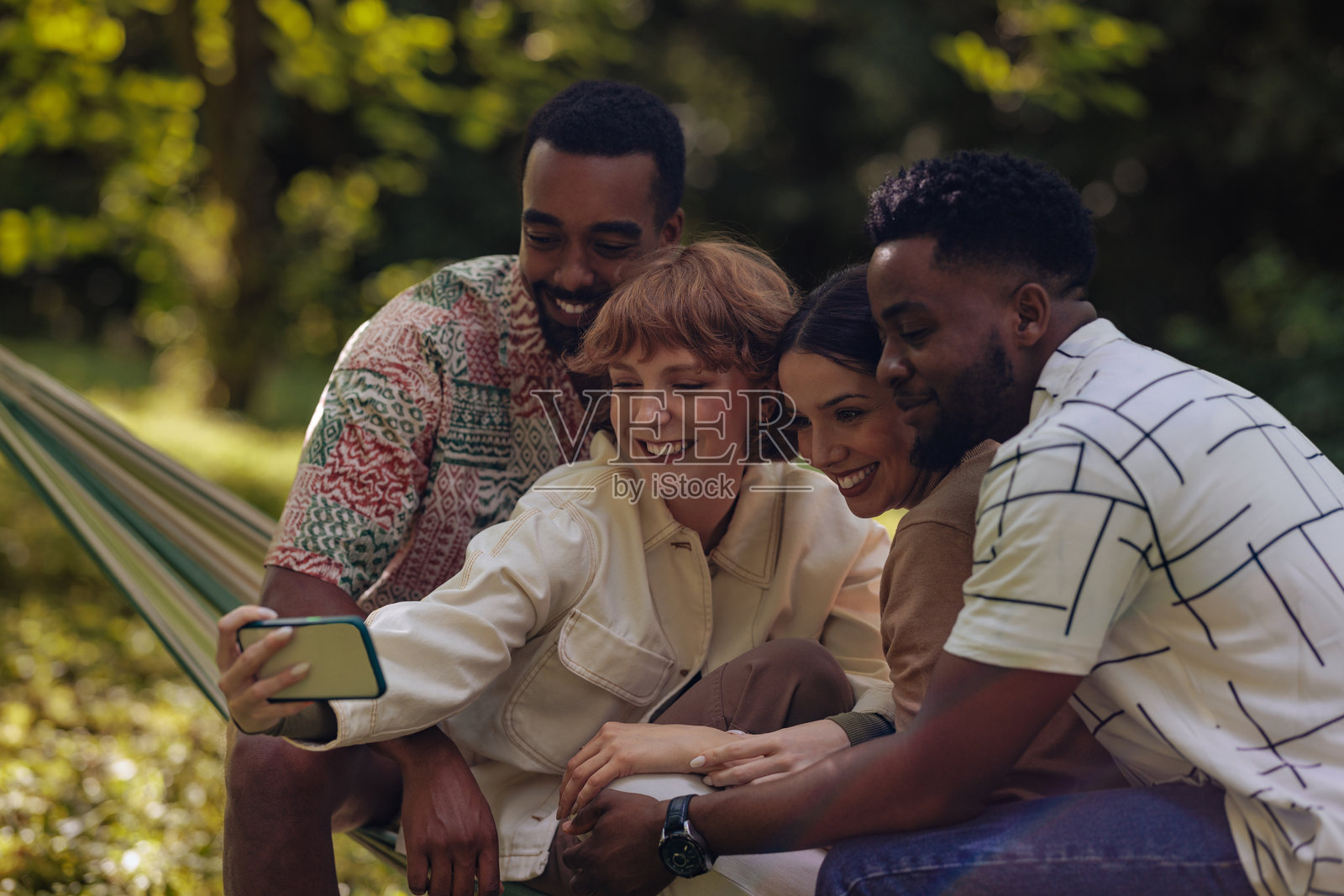 一群朋友在公园里自拍照片摄影图片