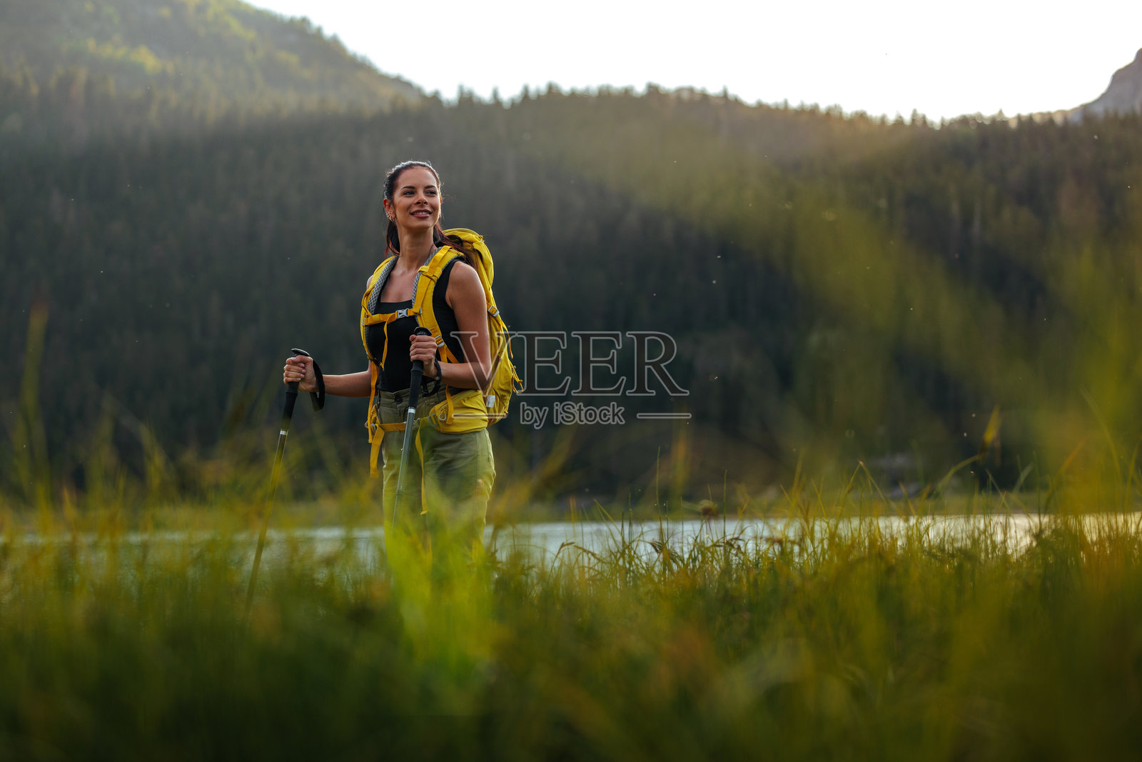 美丽的年轻女性在徒步旅行中照片摄影图片