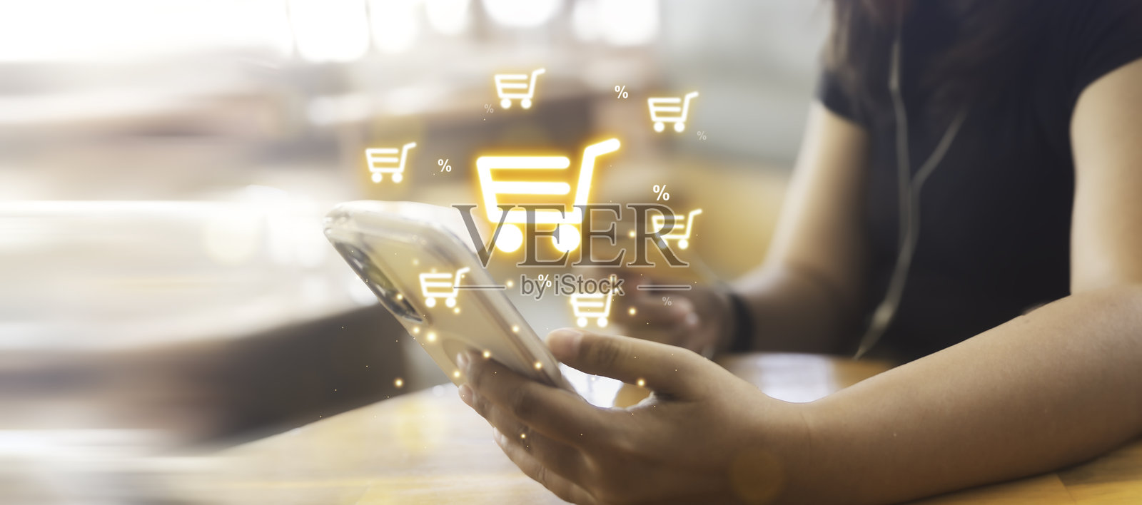 女性使用信用卡通过数字钱包进行在线支付。区块链技术下的在线银行交易，电子钱包，转账，信用卡，金融和全球在线业务。照片摄影图片