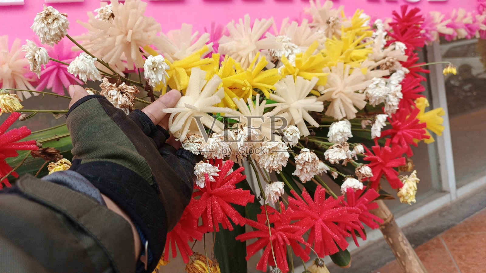 在社区入口处装饰节日装饰品照片摄影图片