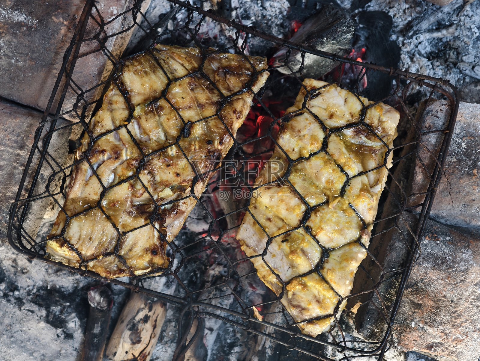 炭火烤鱼肉。烤鱼的质地和形状美味可口。照片摄影图片