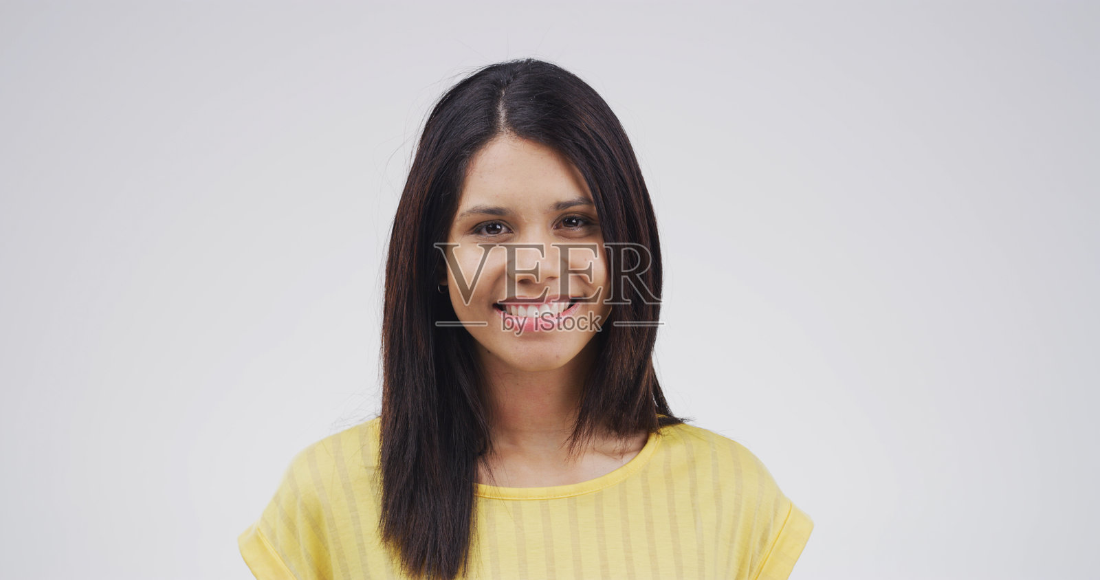 自信微笑的女性肖像，展现出对大学或奖学金机会的快乐。白色背景，学生或因知识、教育或创意写作课程而感到自豪的人。照片摄影图片