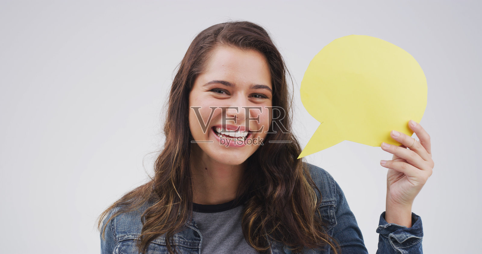 肖像，女性与带有对话气泡的标志在工作室中用于公告、新闻和标识。模拟空间，人物和广告海报图标，展示信息和白色背景下的广告牌论坛。照片摄影图片