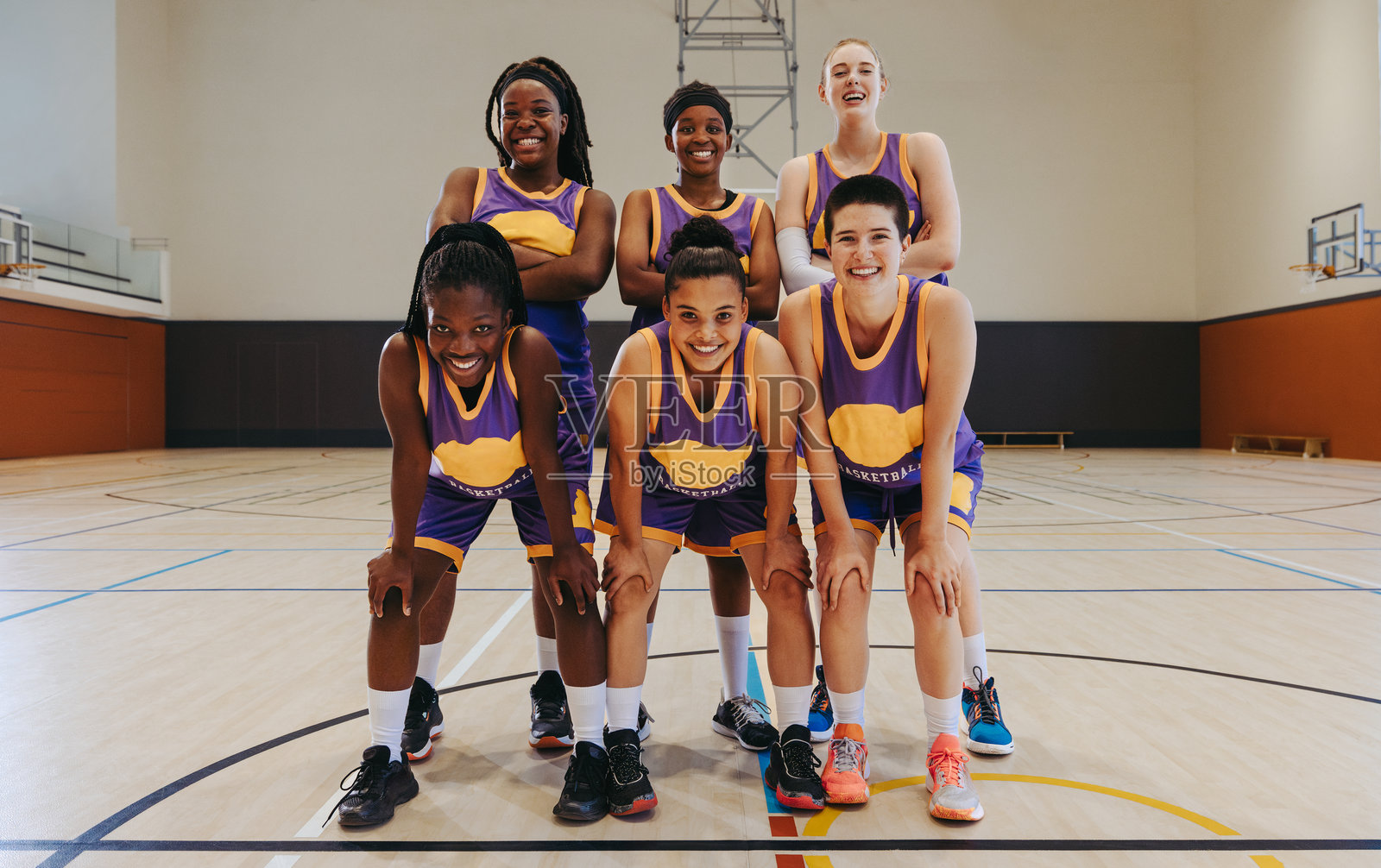 冠军齐心：女子篮球队在胜利后自豪地合影照片摄影图片