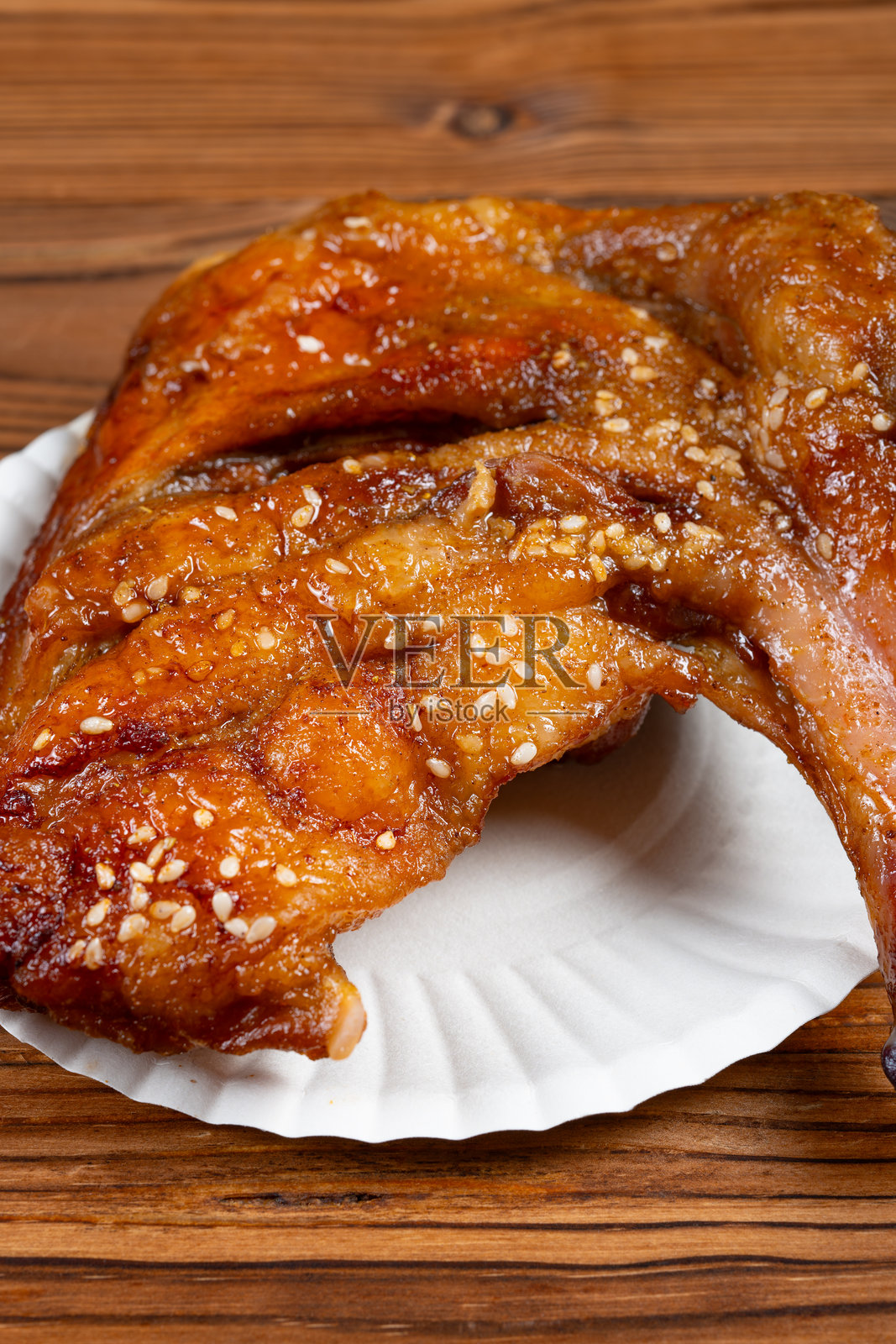 角度视图的蜜汁烤鸭腿，垂直构图照片摄影图片