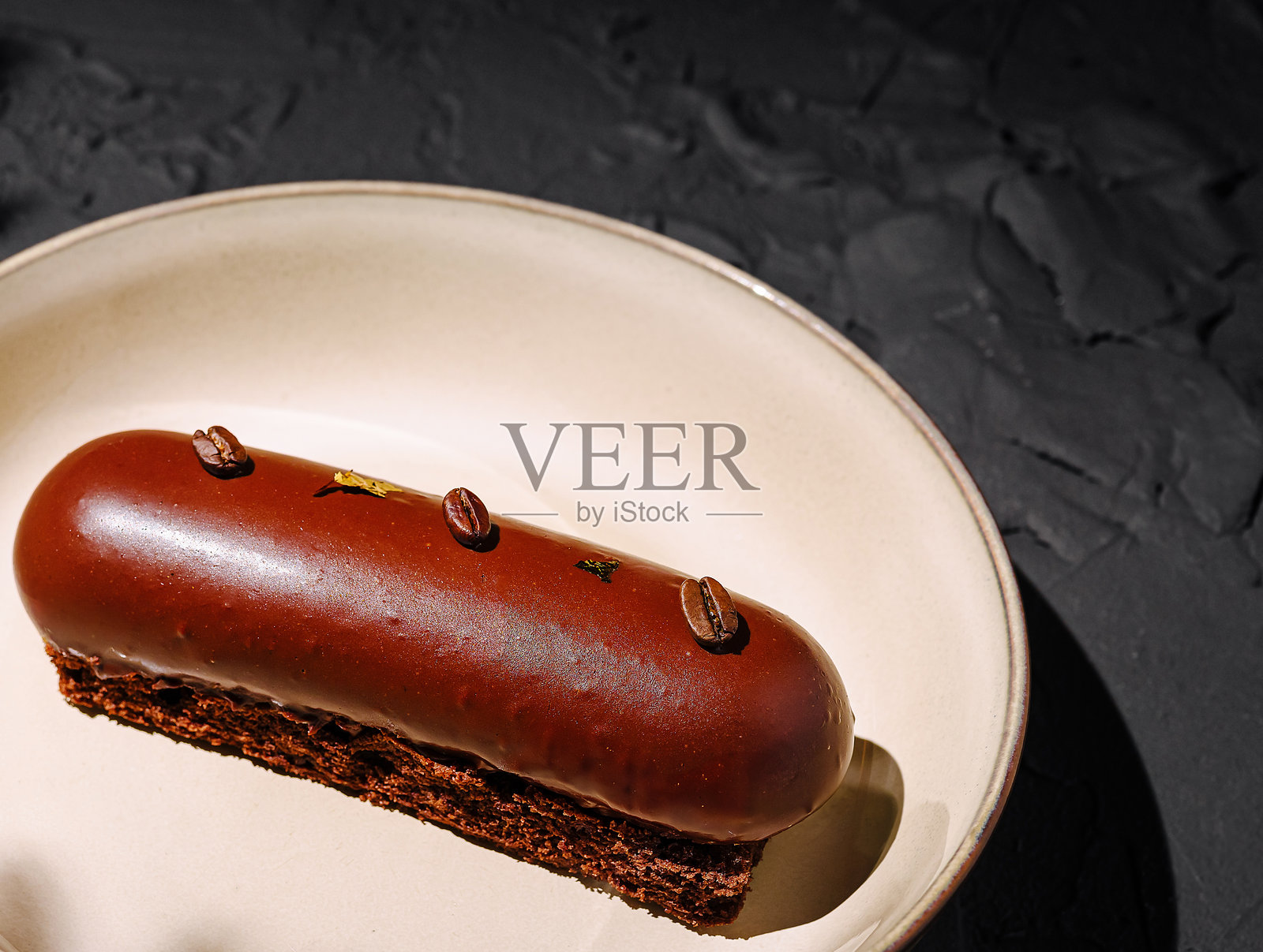 美味的巧克力甜点摆放在盘子上，配有装饰元素照片摄影图片