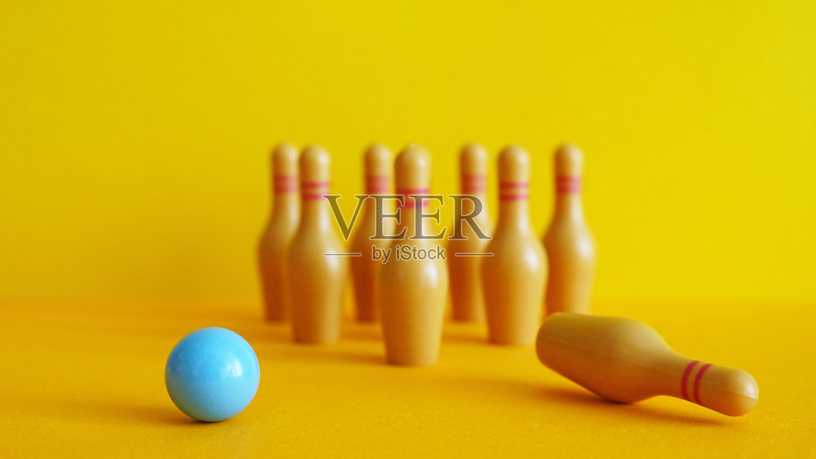 不公平解雇与员工终止概念。降职不良员工。裁员。人力资源与降职。照片摄影图片