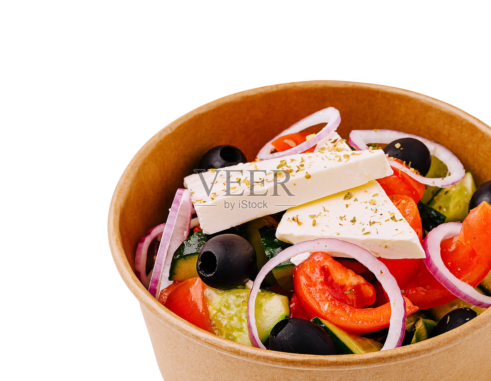 新鲜的蔬菜沙拉，配有羊奶酪和橄榄，盛在碗中，随时可以享用照片摄影图片