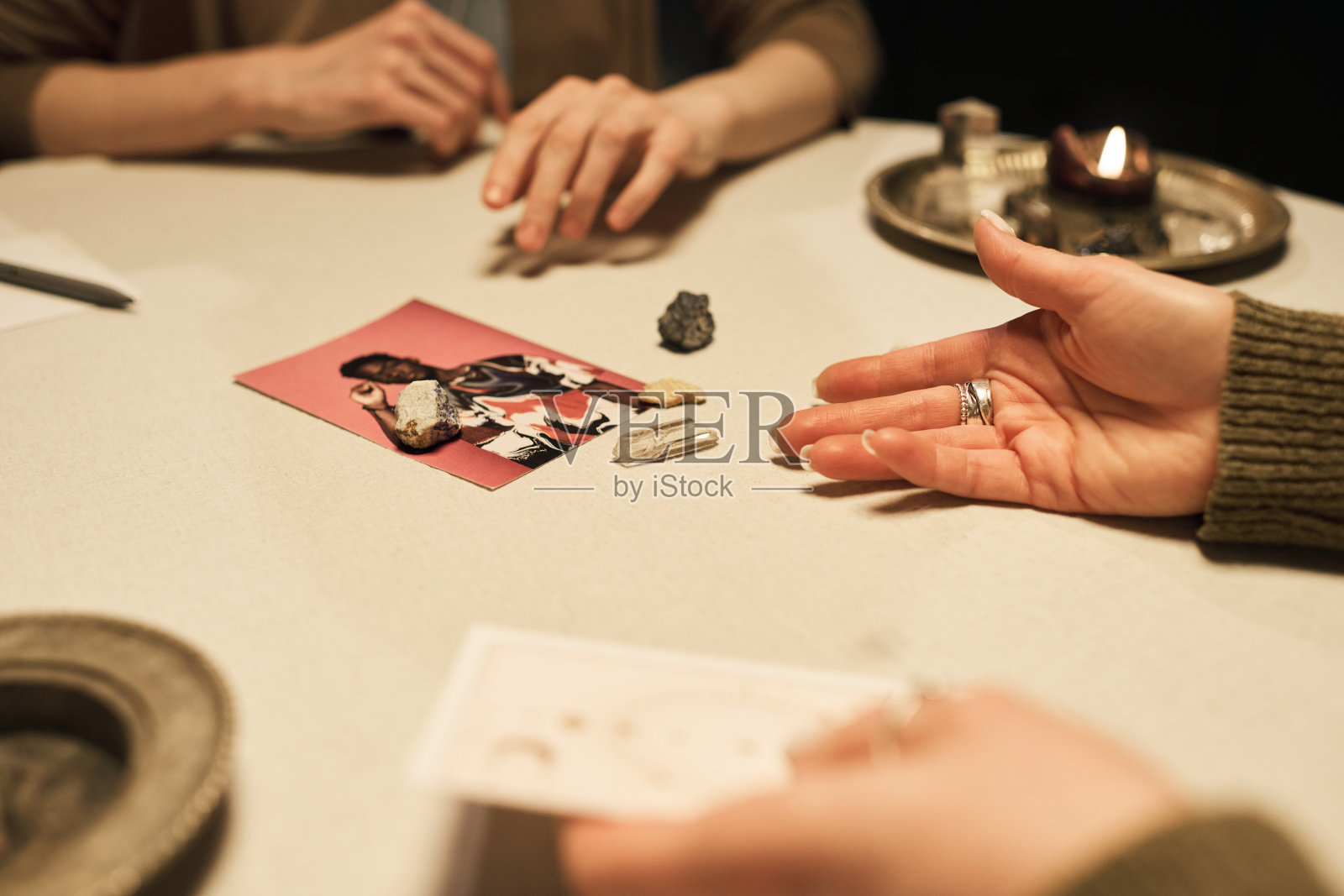 白人女性在室内进行水晶塔罗牌占卜仪式照片摄影图片
