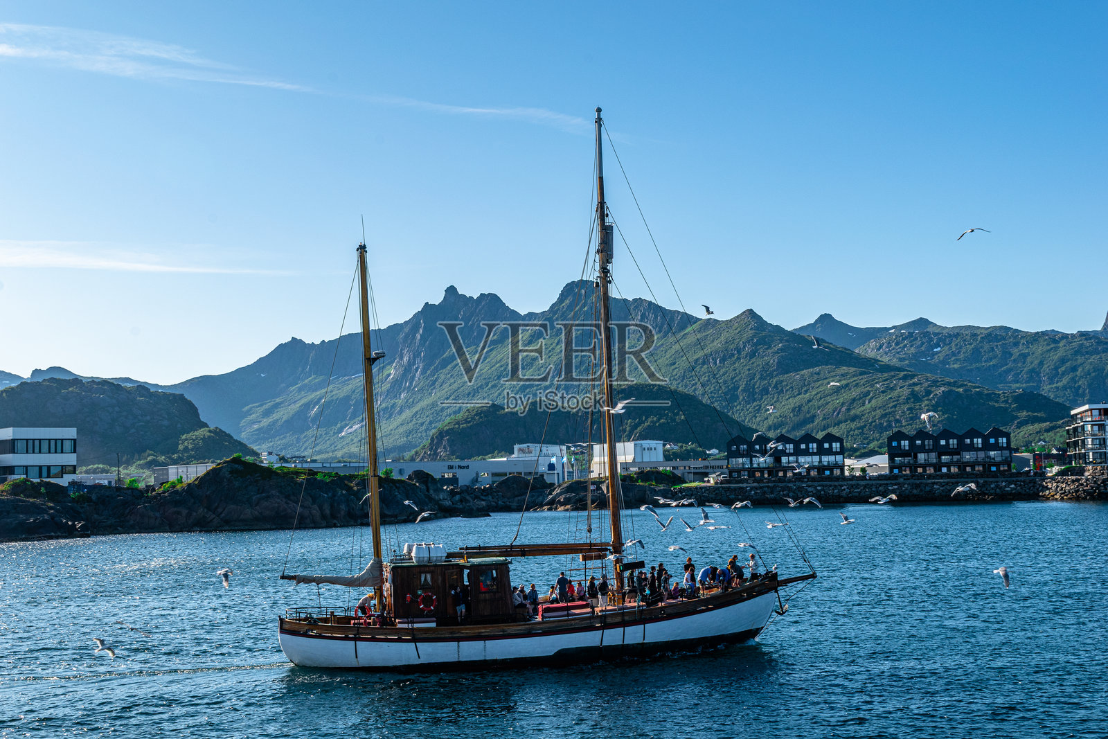 斯沃尔韦尔，位于洛福敦群岛的重要旅游中心，俯瞰挪威海，位于奥斯特沃格岛的南海岸。照片摄影图片