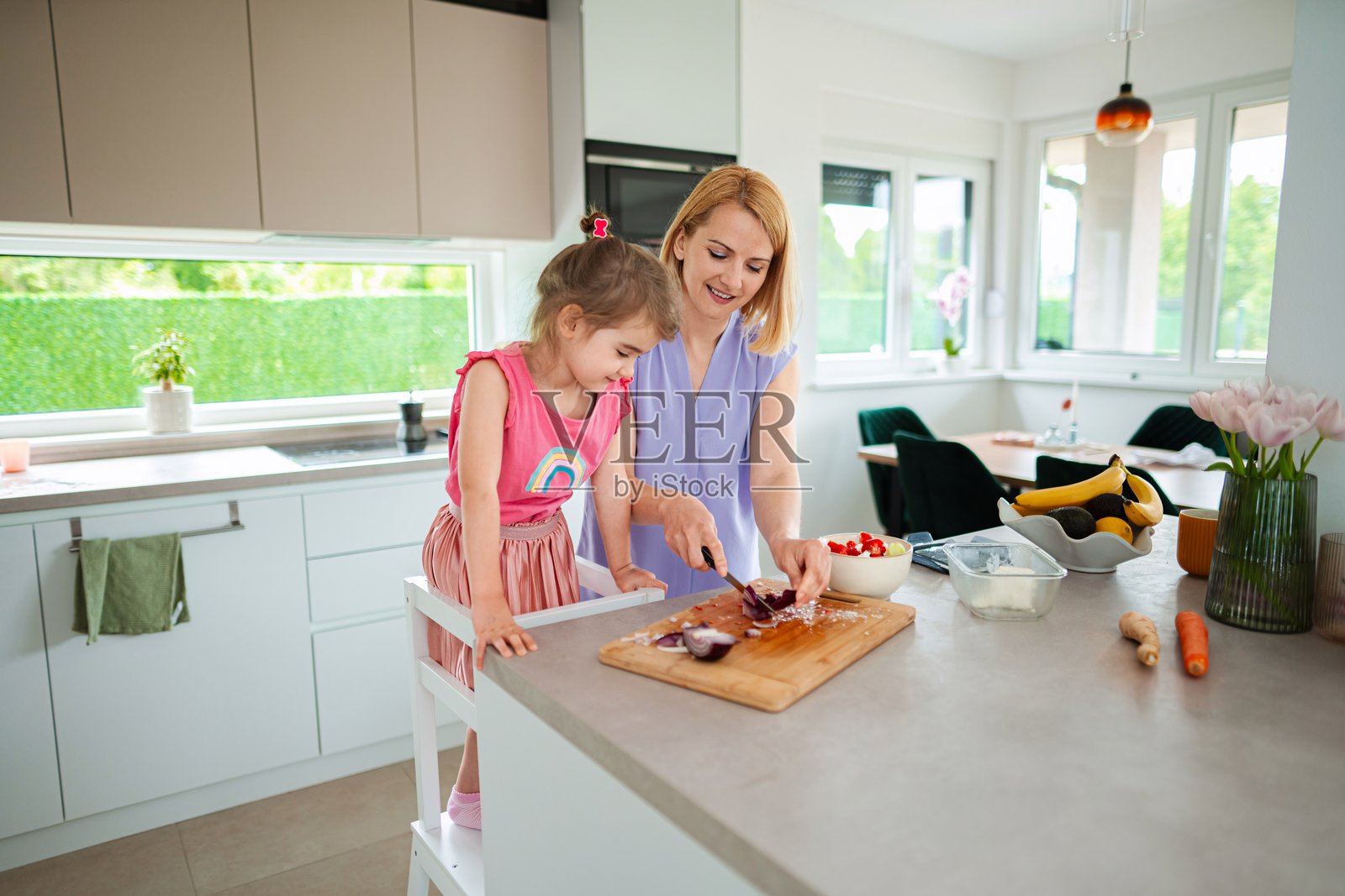 母亲和女儿在现代厨房准备食物照片摄影图片