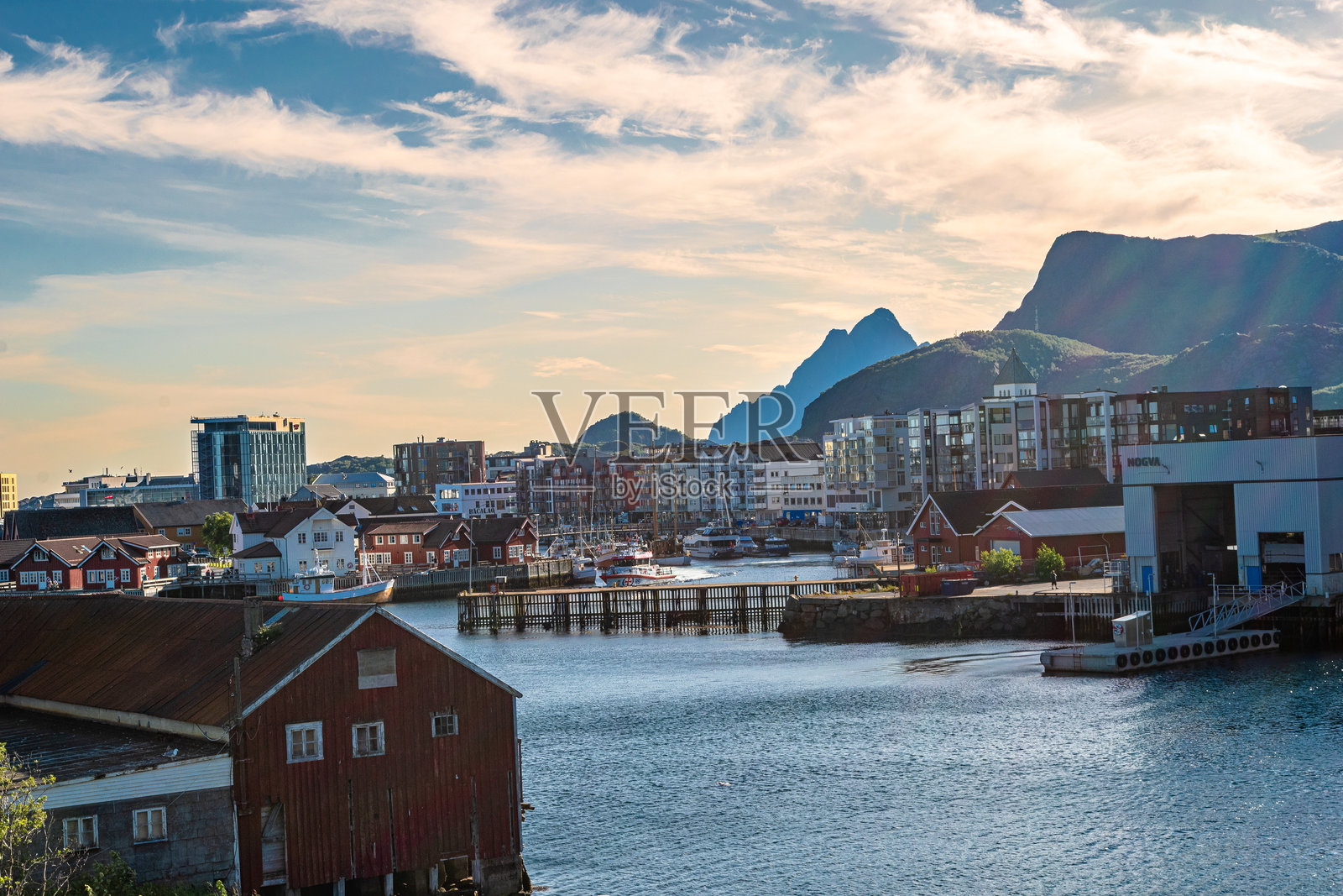 斯沃尔韦尔，位于洛福滕群岛，是一个重要的旅游中心，俯瞰挪威海，位于奥斯特沃格岛的南海岸。照片摄影图片