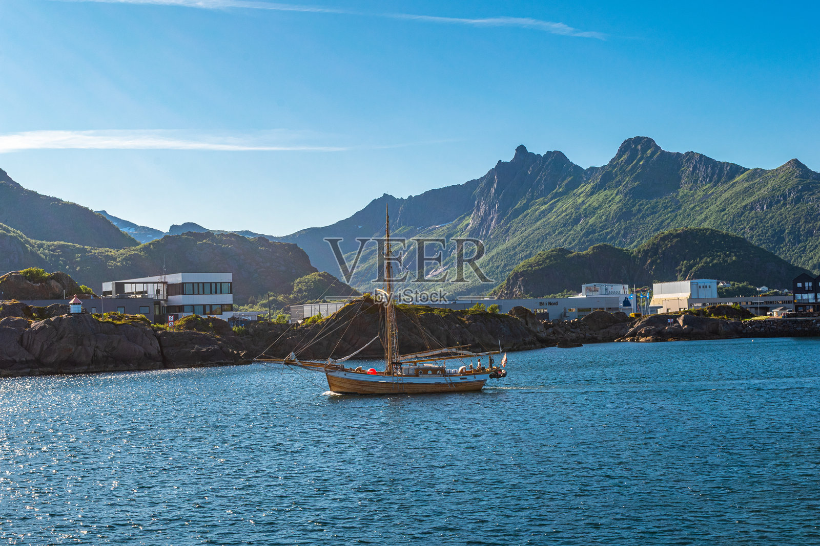 斯沃尔韦尔，位于洛福滕群岛的重要旅游中心，俯瞰挪威海，位于奥斯特沃格岛的南海岸。照片摄影图片