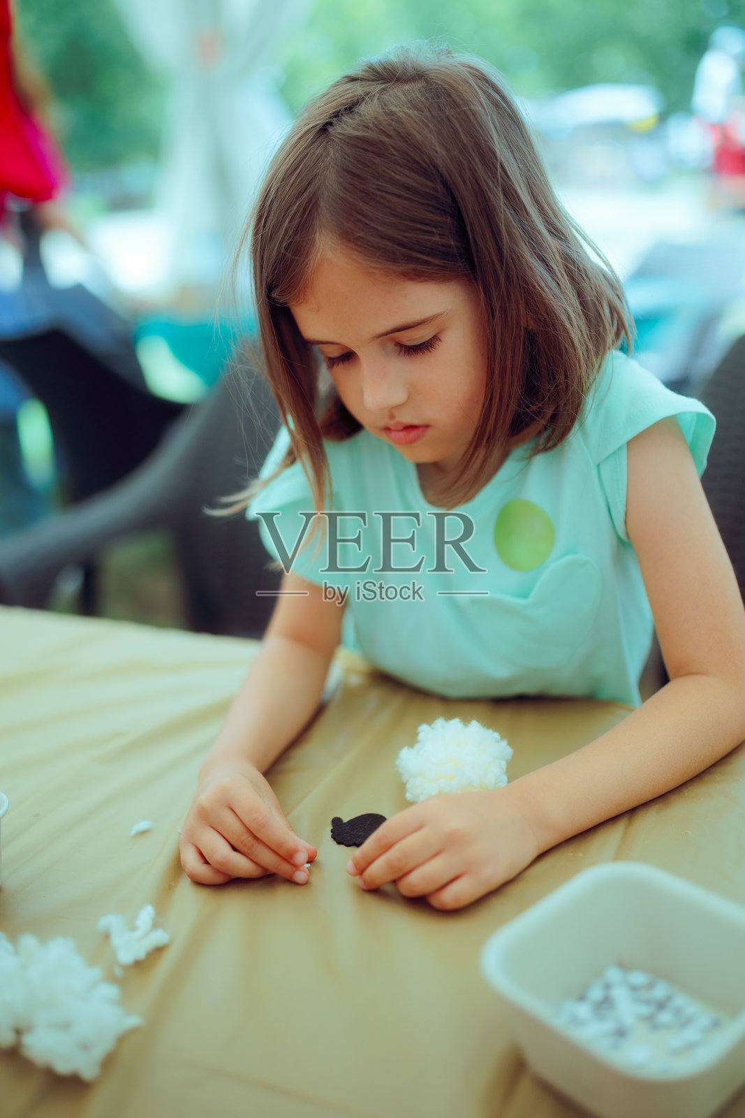 小女孩在做手工艺项目照片摄影图片