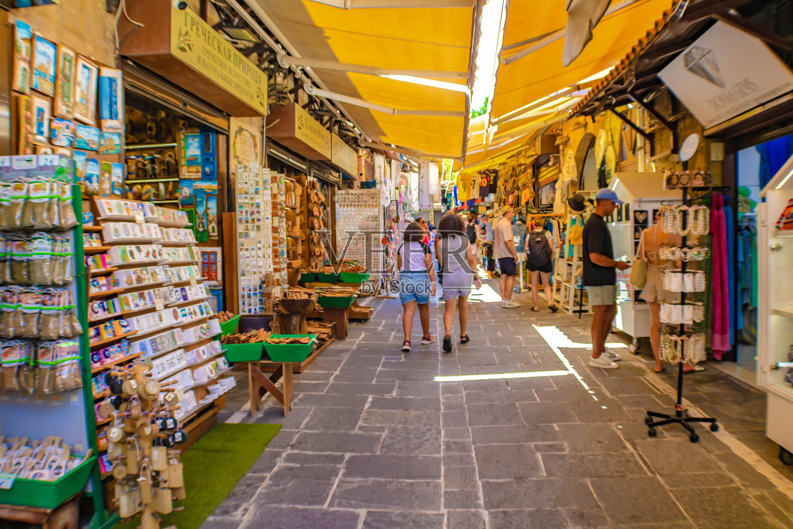 罗德岛老城的街道上有纪念品商店和游客，希腊罗德岛照片摄影图片