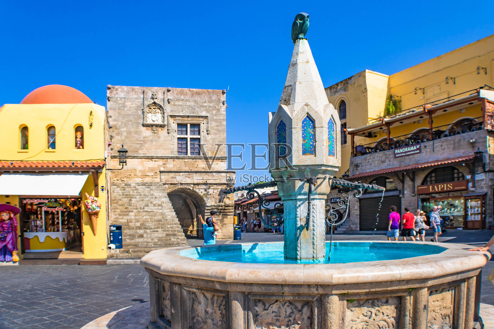 希腊罗德岛老城希波克拉底广场中心的苏格拉底喷泉照片摄影图片