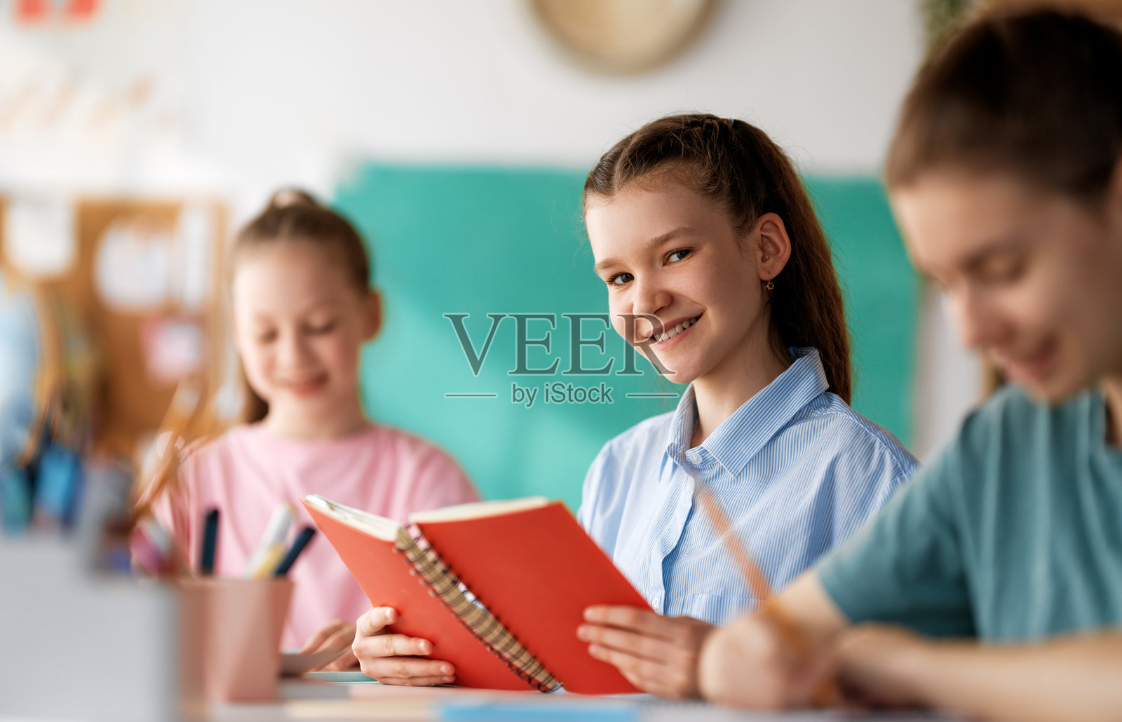 孩子们在课堂上学习照片摄影图片