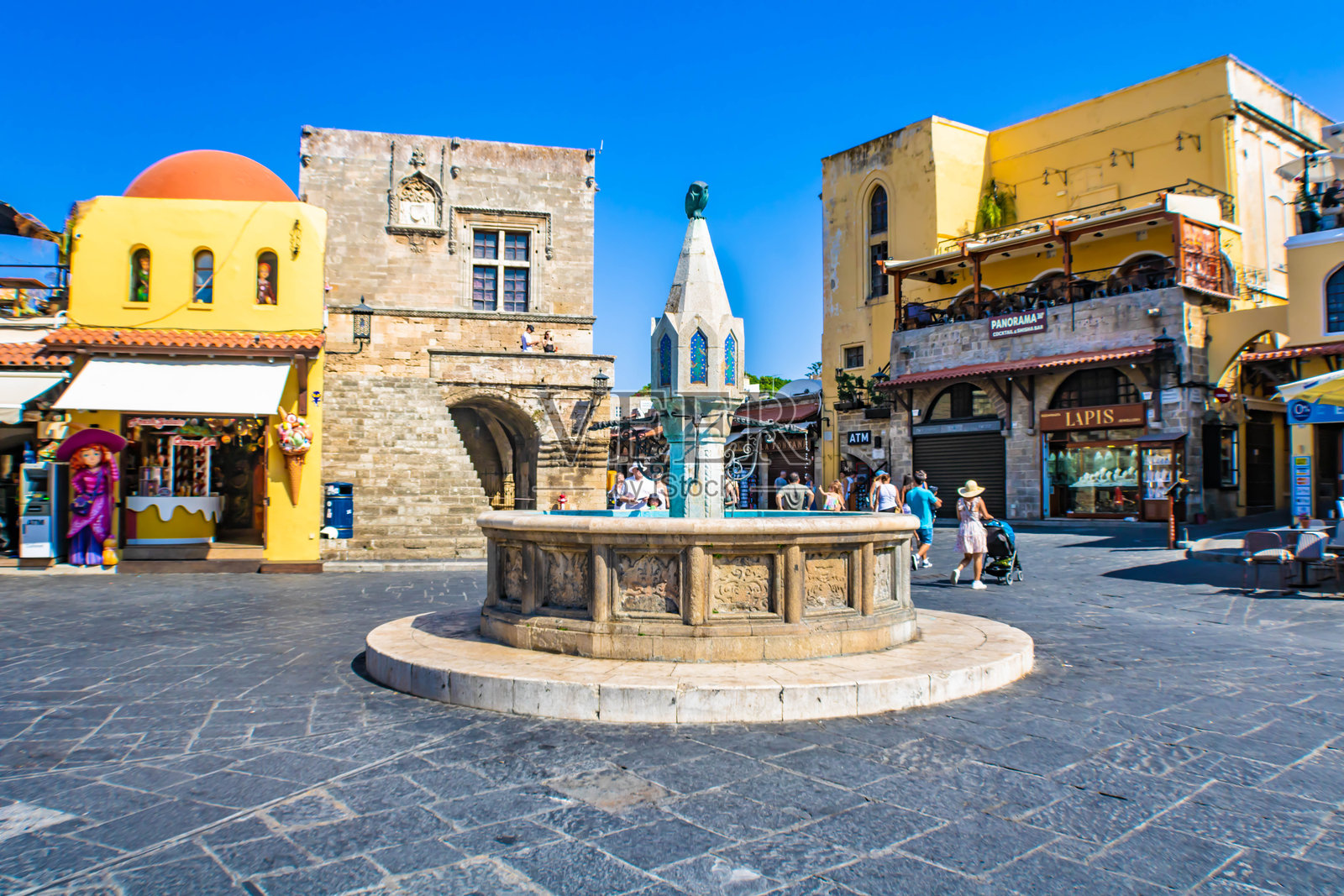 希腊罗德岛老城希波克拉底广场中心的苏格拉底喷泉照片摄影图片