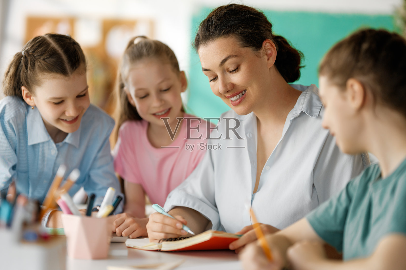 快乐的孩子们和老师在学校照片摄影图片