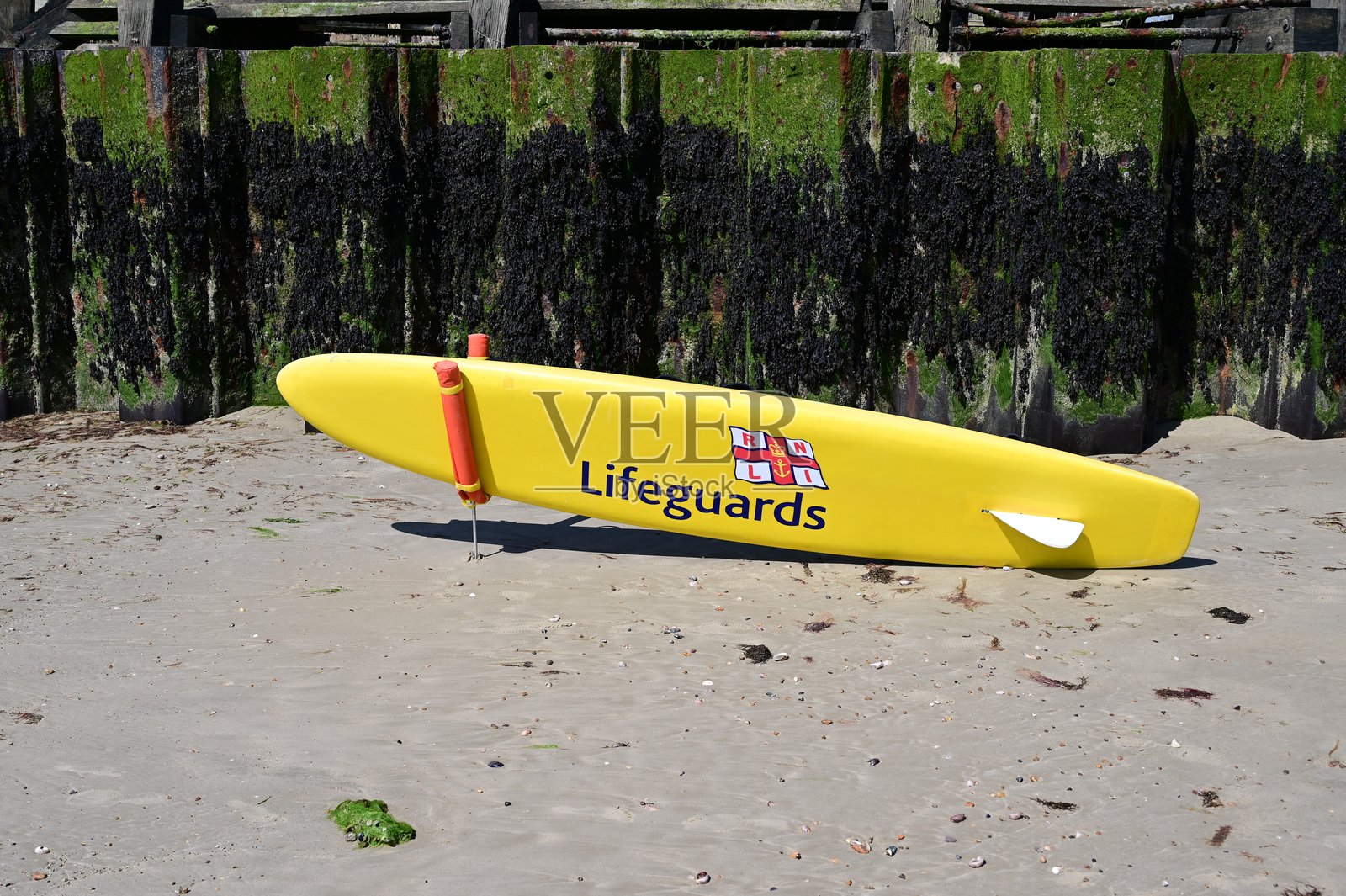 西萨塞克斯小哈普顿海滩的RNLI救援板照片摄影图片