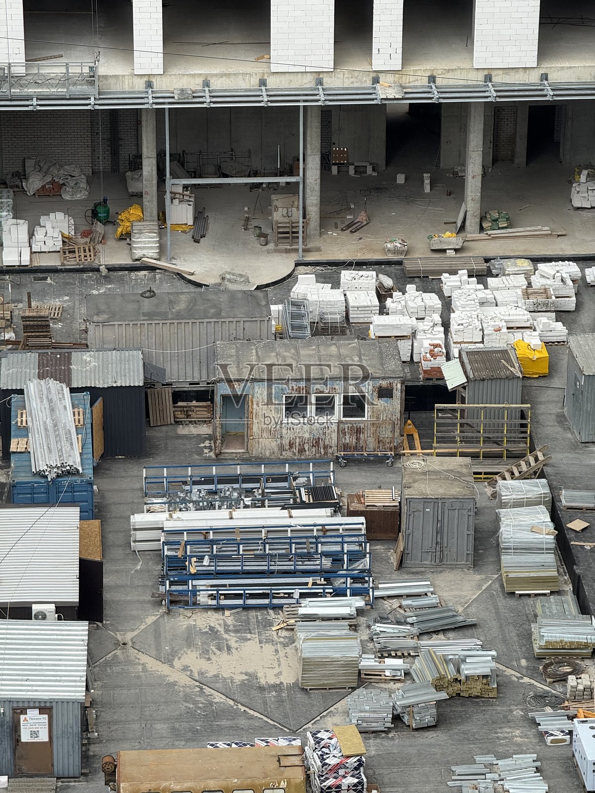 建筑工地，堆放着建筑材料和储存单元照片摄影图片