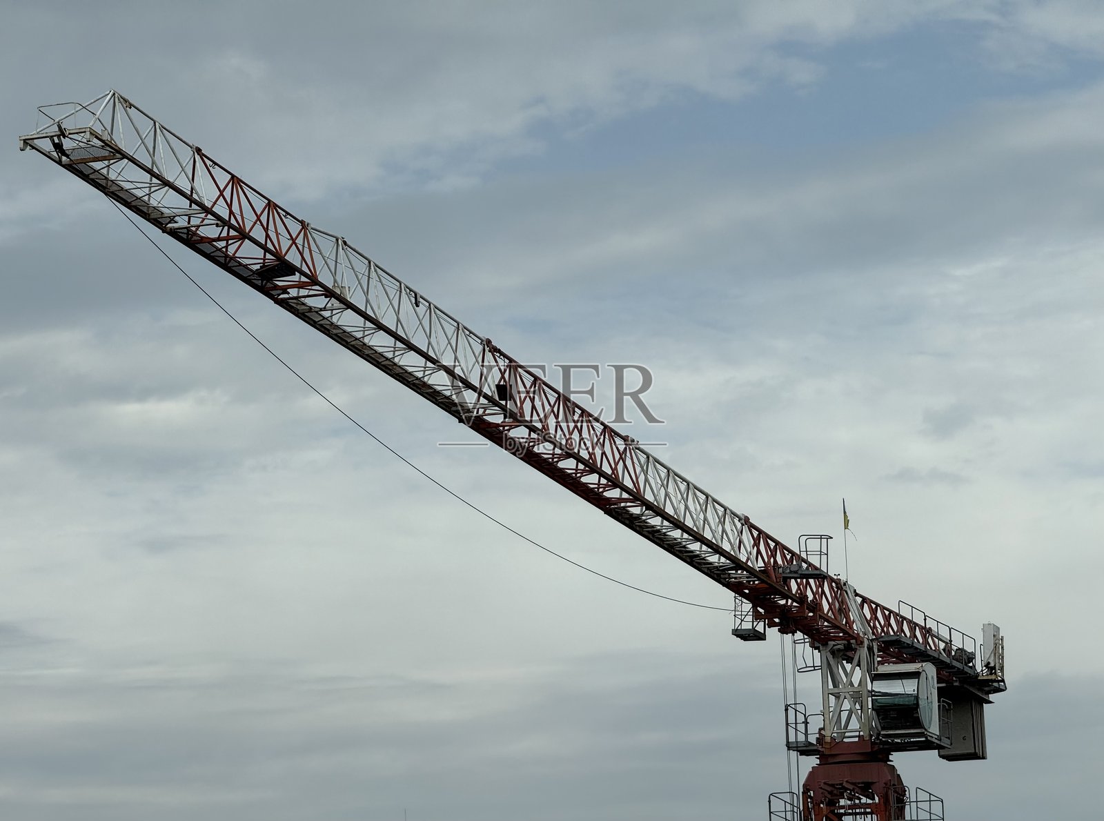 塔吊臂与多云的天空照片摄影图片