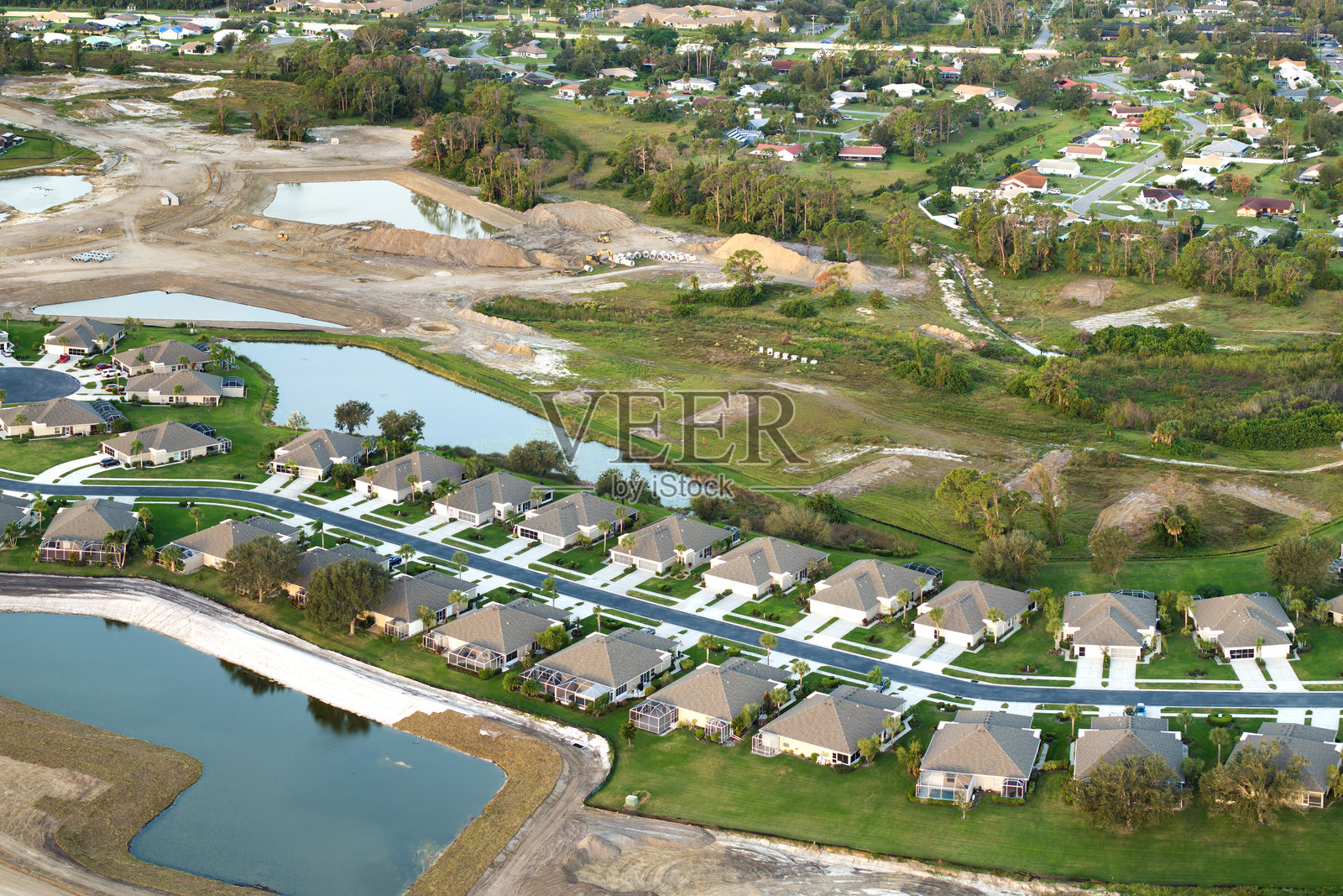 美国西南佛罗里达郊区绿棕榈树间的豪华别墅。富裕住宅区的鸟瞰图。照片摄影图片