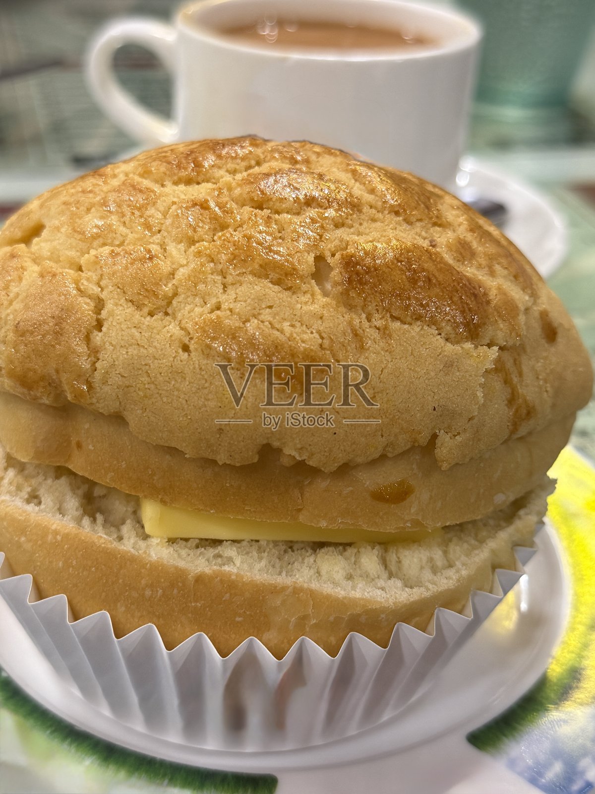 港式菠萝包和奶茶套餐照片摄影图片