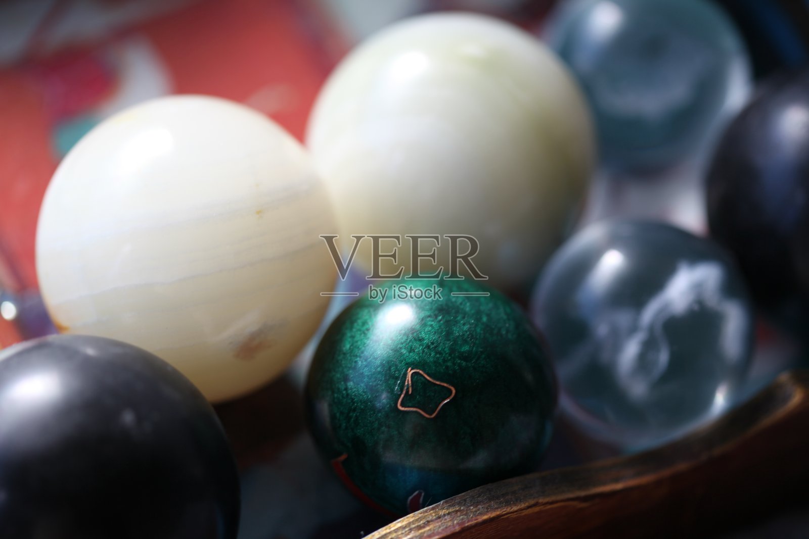 一个装满五彩缤纷弹珠的碗的特写视图照片摄影图片