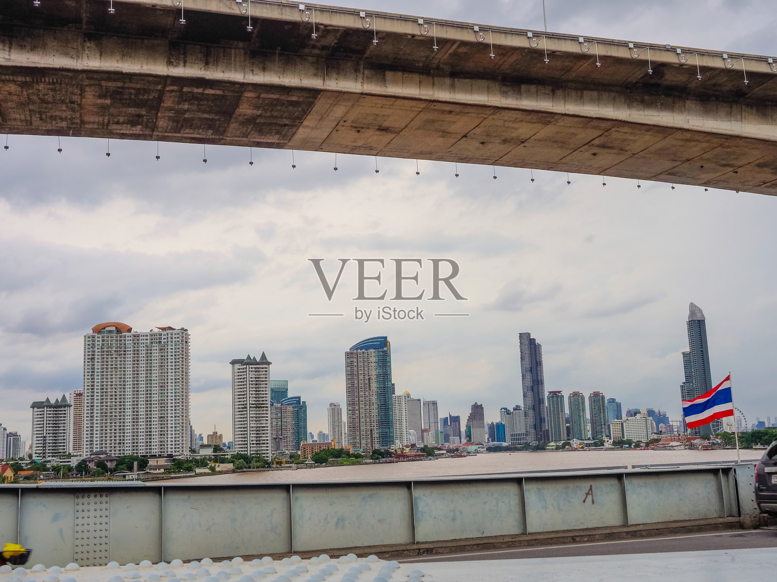 曼谷泰国湄南河上的高层住宅公寓和商业建筑照片摄影图片