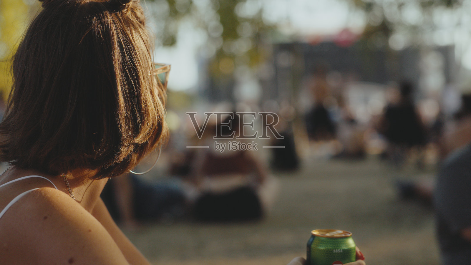 白人女性在户外音乐节上享受啤酒照片摄影图片