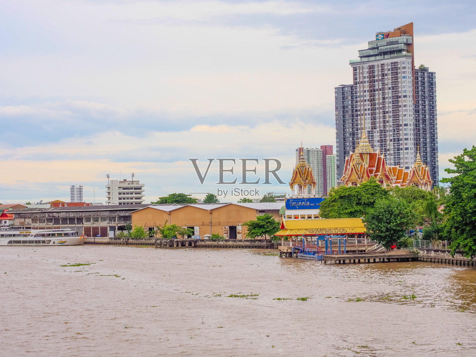 曼谷泰国湄南河上的高层住宅公寓和商业建筑照片摄影图片